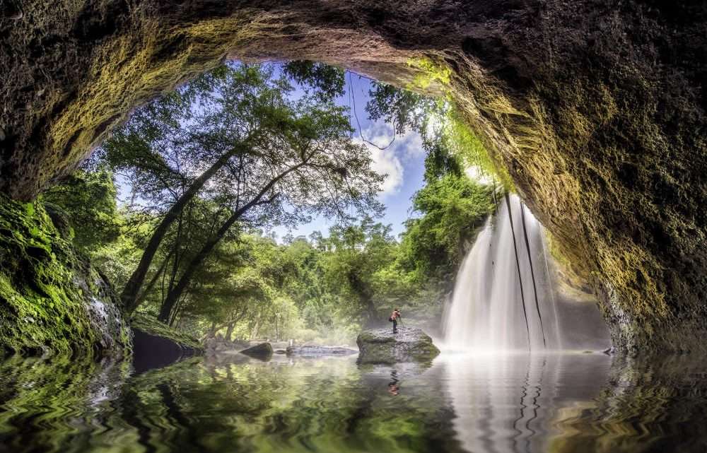 на водопаде в тайланде