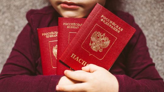 Загранпаспорт для детей до 14 лет: что важно знать родителям перед поездкой